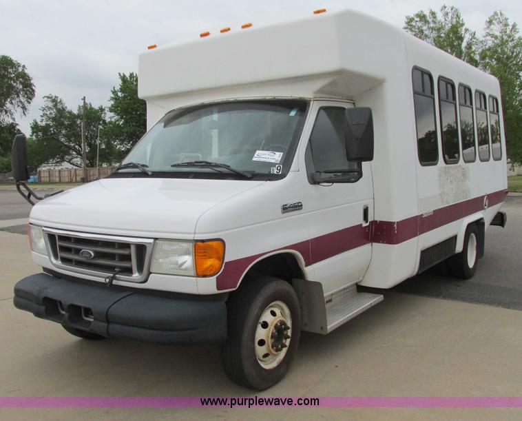 image for item I9650 2006 Ford 801 shuttle bus