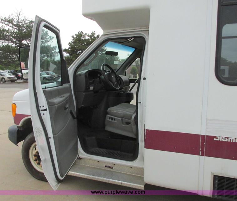 image for item I9650 2006 Ford 801 shuttle bus