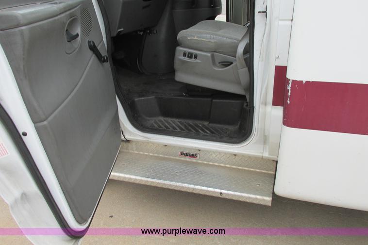 image for item I9650 2006 Ford 801 shuttle bus