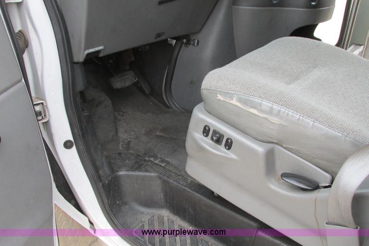 image for item I9650 2006 Ford 801 shuttle bus