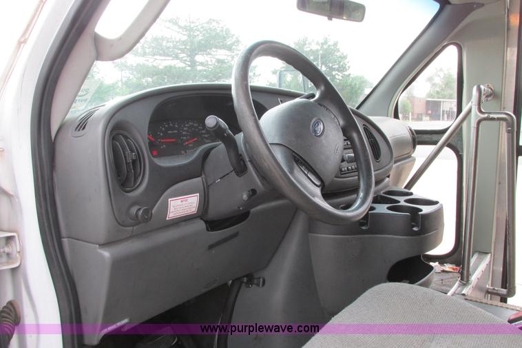 image for item I9650 2006 Ford 801 shuttle bus