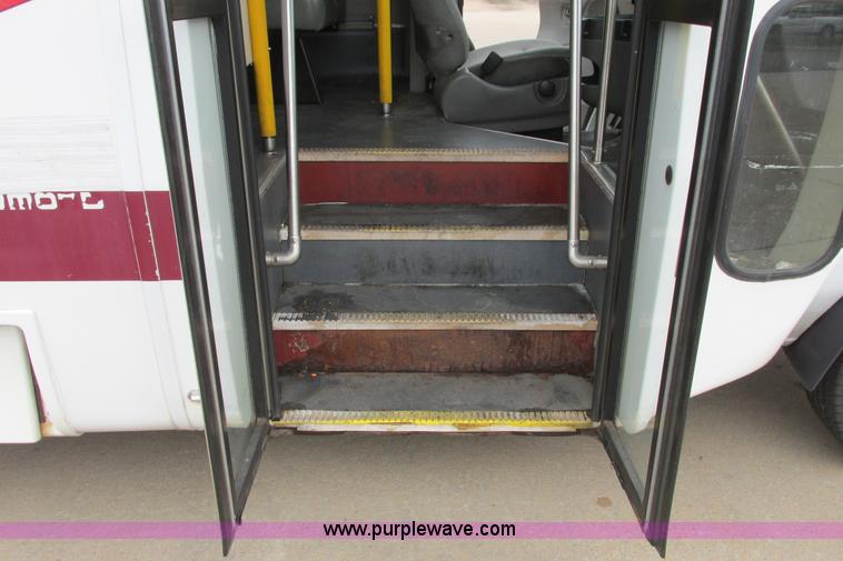 image for item I9650 2006 Ford 801 shuttle bus