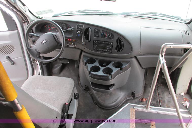 image for item I9650 2006 Ford 801 shuttle bus