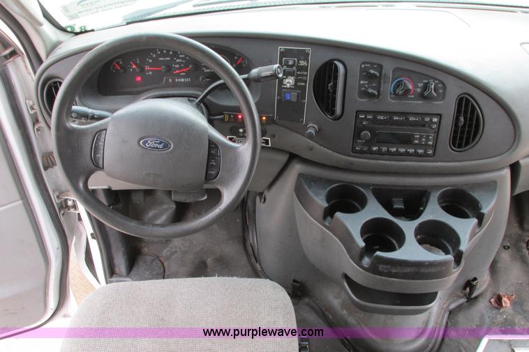 image for item I9650 2006 Ford 801 shuttle bus