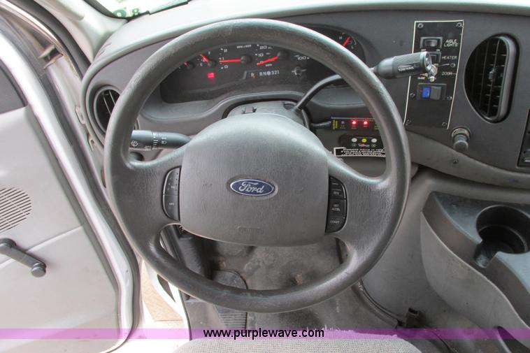 image for item I9650 2006 Ford 801 shuttle bus