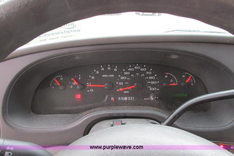 image for item I9650 2006 Ford 801 shuttle bus