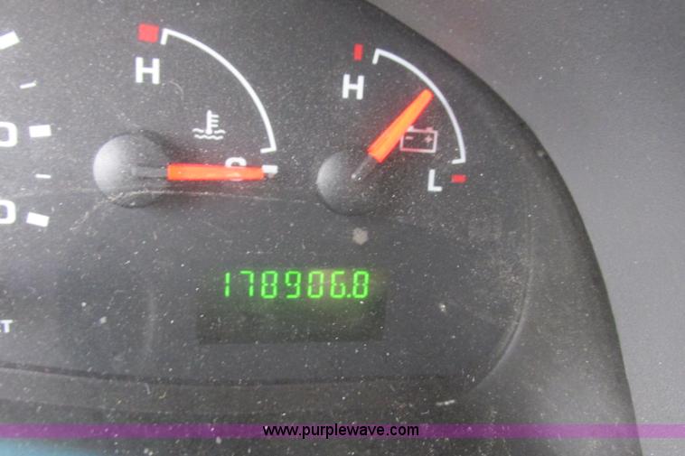 image for item I9650 2006 Ford 801 shuttle bus