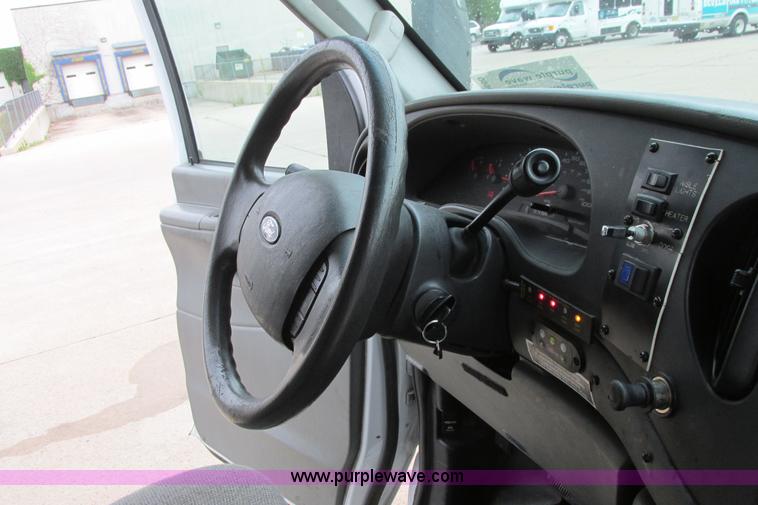 image for item I9650 2006 Ford 801 shuttle bus