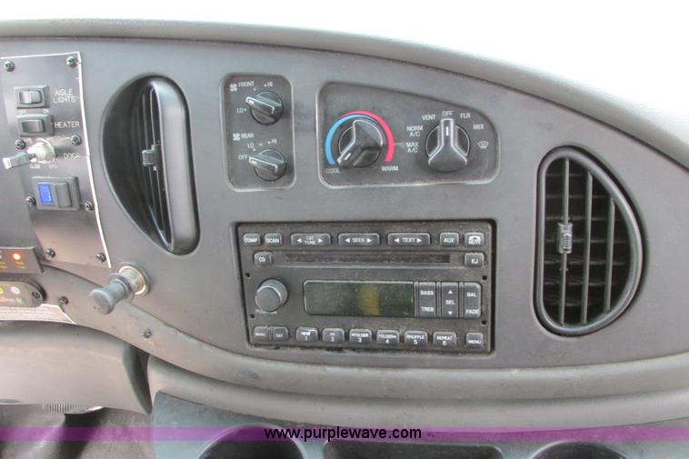 image for item I9650 2006 Ford 801 shuttle bus