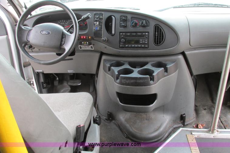 image for item I9650 2006 Ford 801 shuttle bus