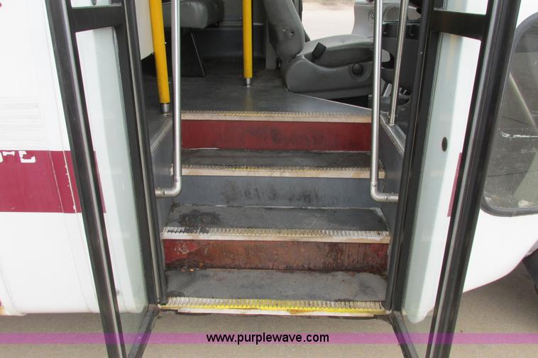 image for item I9650 2006 Ford 801 shuttle bus