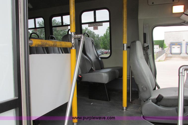 image for item I9650 2006 Ford 801 shuttle bus