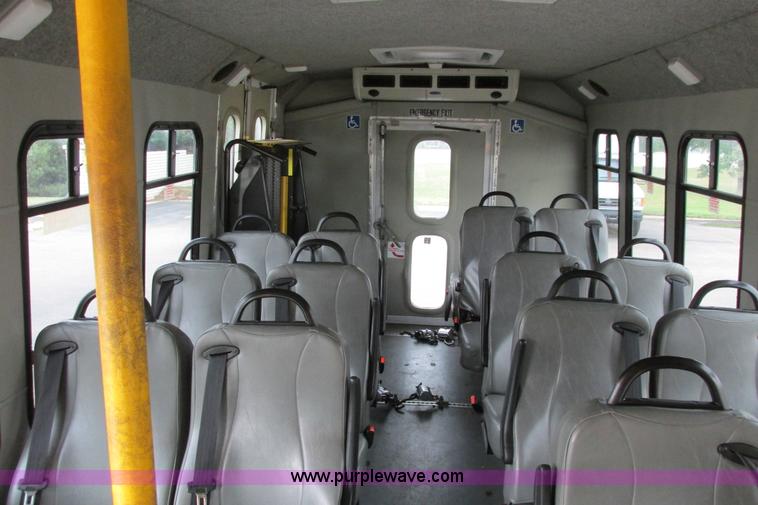 image for item I9650 2006 Ford 801 shuttle bus