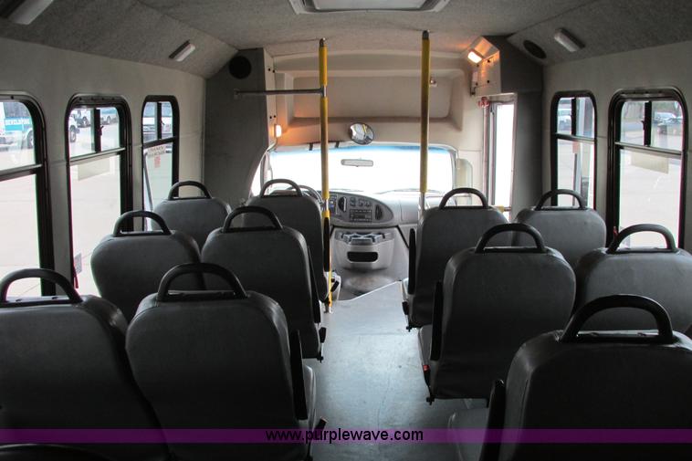 image for item I9650 2006 Ford 801 shuttle bus