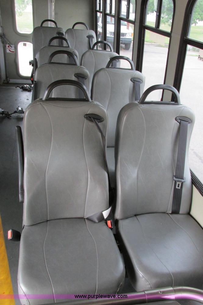 image for item I9650 2006 Ford 801 shuttle bus