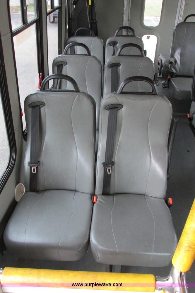 image for item I9650 2006 Ford 801 shuttle bus