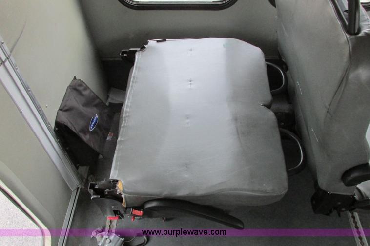 image for item I9650 2006 Ford 801 shuttle bus