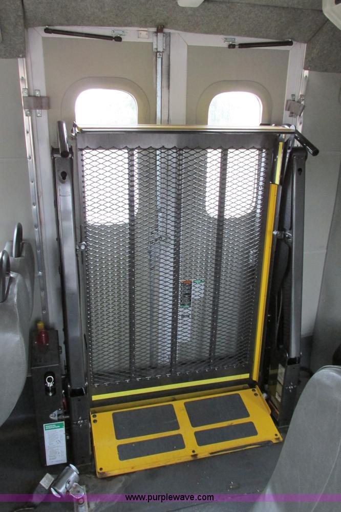 image for item I9650 2006 Ford 801 shuttle bus