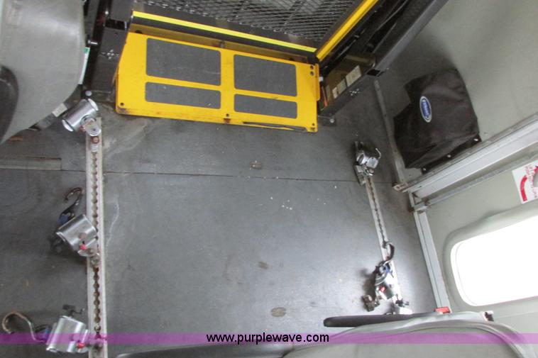 image for item I9650 2006 Ford 801 shuttle bus