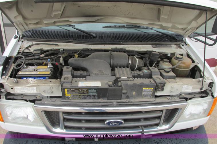 image for item I9650 2006 Ford 801 shuttle bus