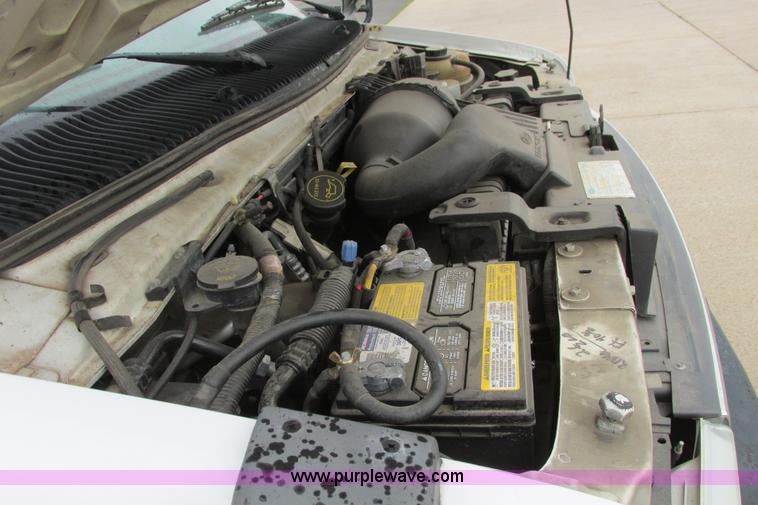 image for item I9650 2006 Ford 801 shuttle bus