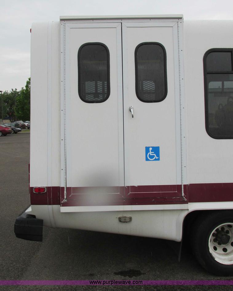 image for item I9650 2006 Ford 801 shuttle bus