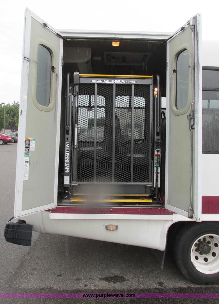 image for item I9650 2006 Ford 801 shuttle bus