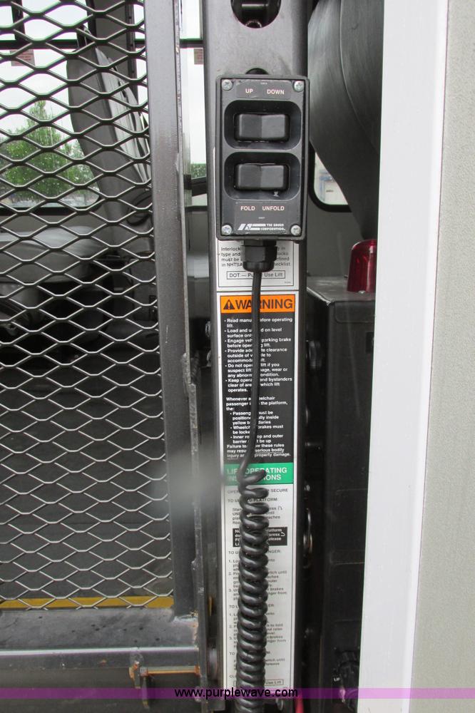 image for item I9650 2006 Ford 801 shuttle bus