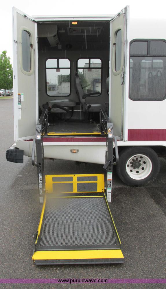 image for item I9650 2006 Ford 801 shuttle bus