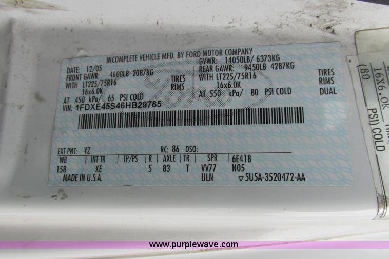 image for item I9650 2006 Ford 801 shuttle bus