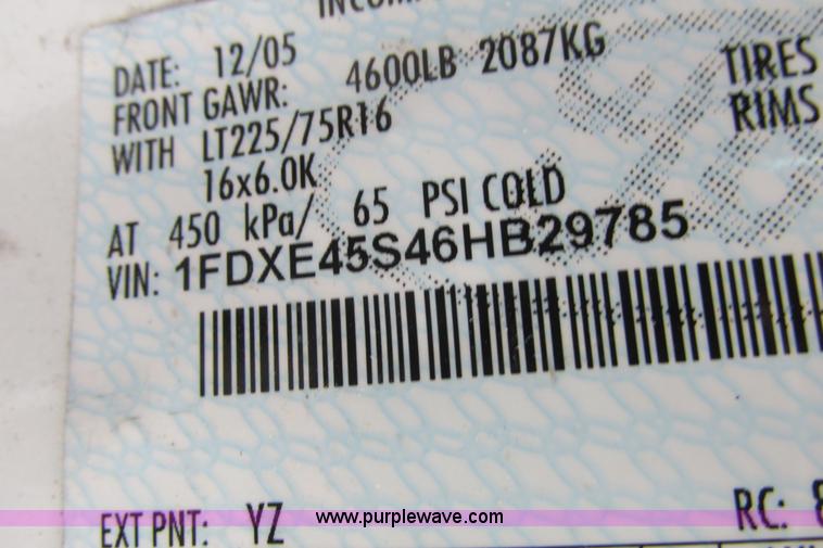 image for item I9650 2006 Ford 801 shuttle bus