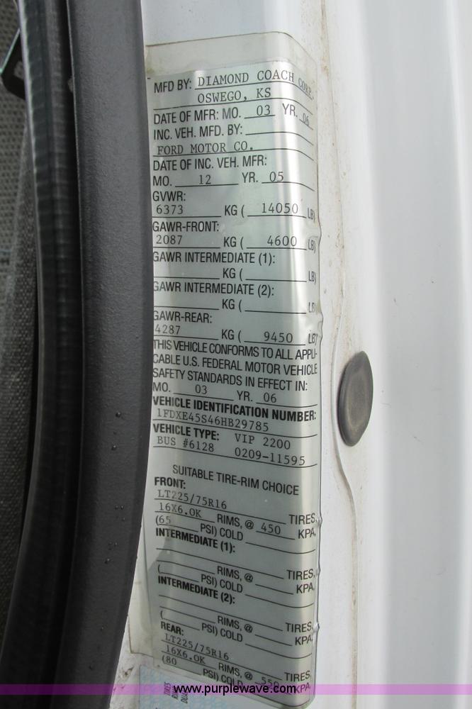 image for item I9650 2006 Ford 801 shuttle bus