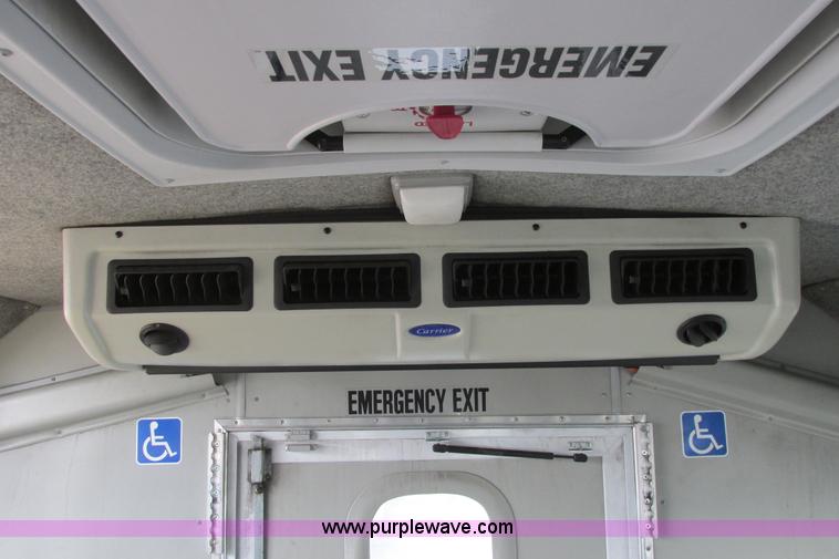 image for item I9650 2006 Ford 801 shuttle bus