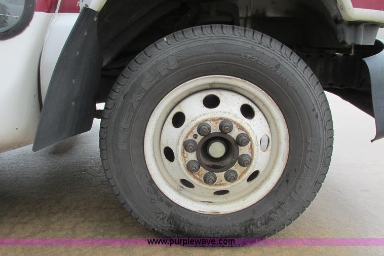 image for item I9650 2006 Ford 801 shuttle bus