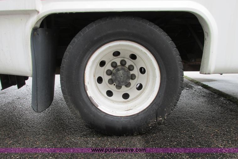 image for item I9650 2006 Ford 801 shuttle bus