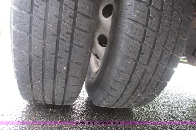 image for item I9650 2006 Ford 801 shuttle bus