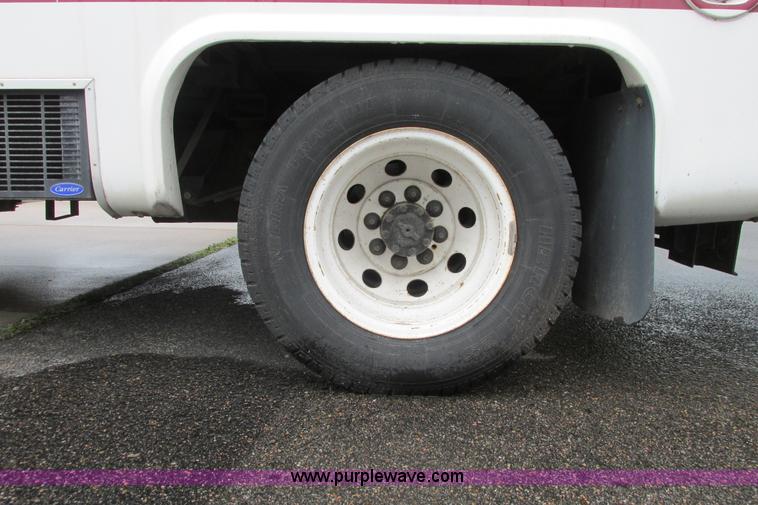 image for item I9650 2006 Ford 801 shuttle bus