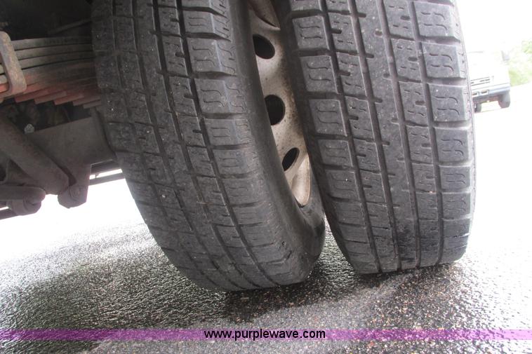 image for item I9650 2006 Ford 801 shuttle bus