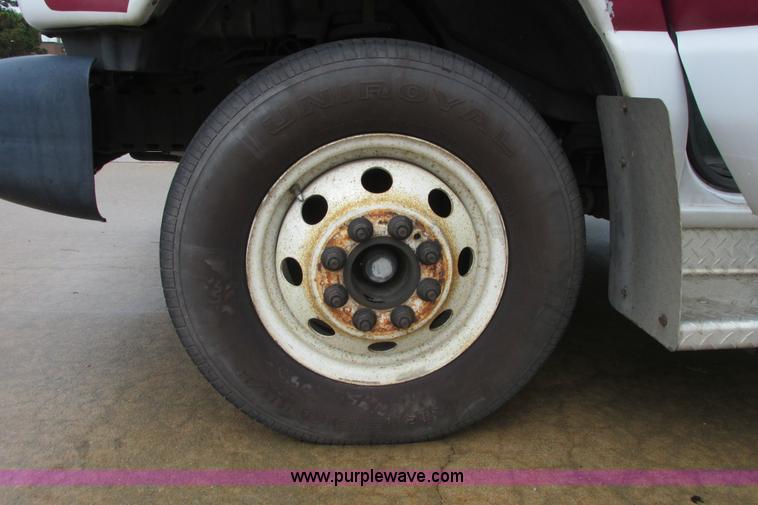 image for item I9650 2006 Ford 801 shuttle bus