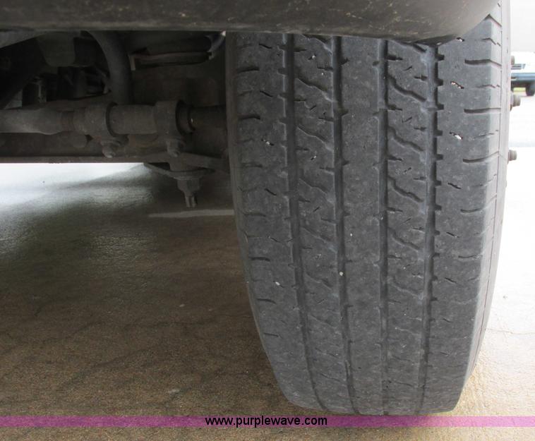 image for item I9650 2006 Ford 801 shuttle bus