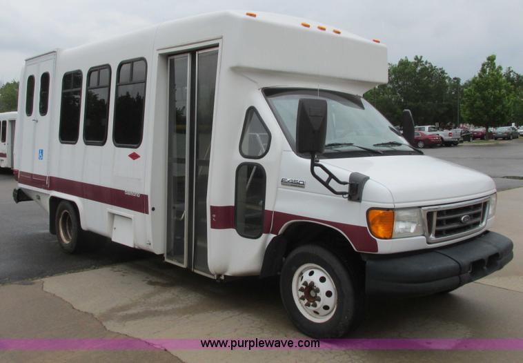 image for item I9651 2006 Ford 801 shuttle bus