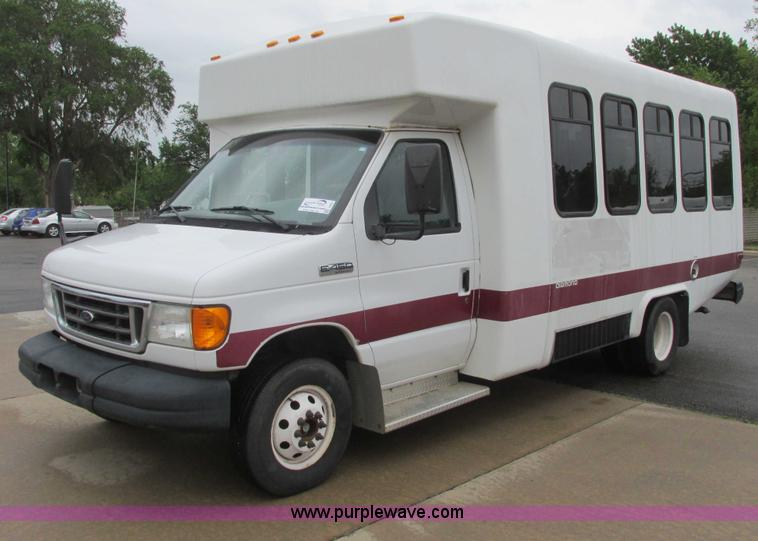 image for item I9651 2006 Ford 801 shuttle bus