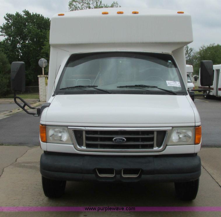 image for item I9651 2006 Ford 801 shuttle bus