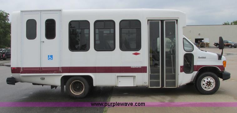 image for item I9651 2006 Ford 801 shuttle bus