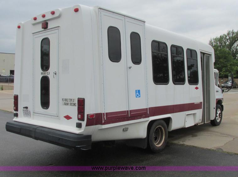 image for item I9651 2006 Ford 801 shuttle bus