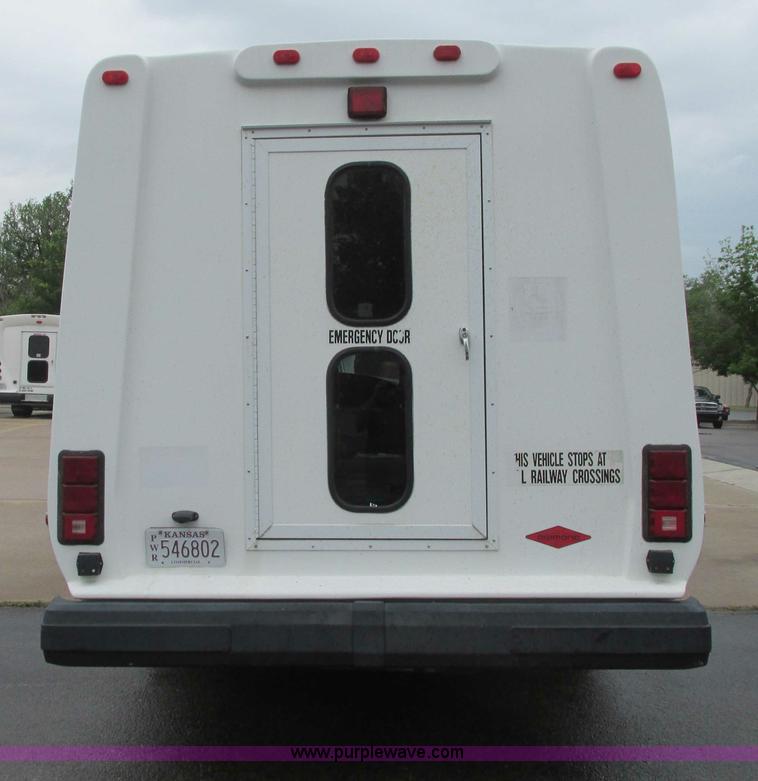 image for item I9651 2006 Ford 801 shuttle bus
