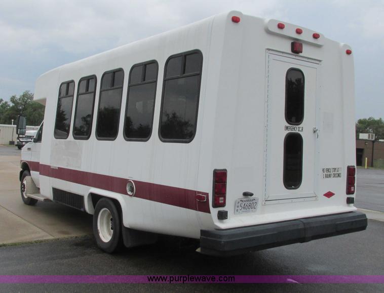 image for item I9651 2006 Ford 801 shuttle bus