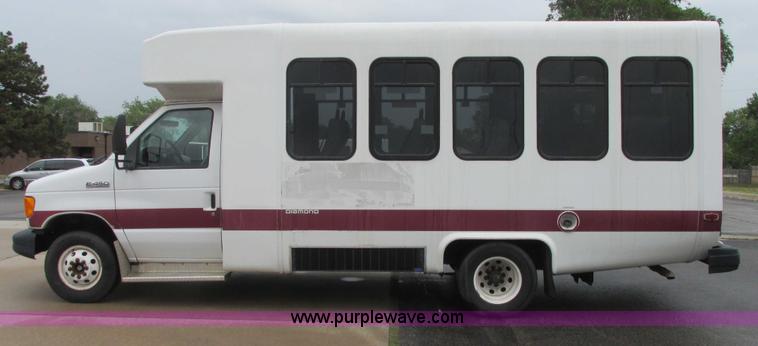 image for item I9651 2006 Ford 801 shuttle bus