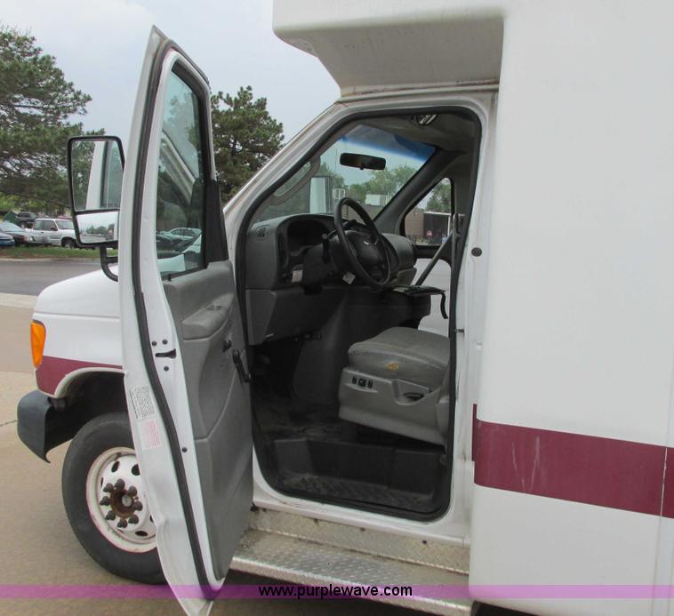 image for item I9651 2006 Ford 801 shuttle bus