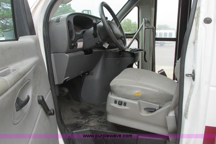 image for item I9651 2006 Ford 801 shuttle bus